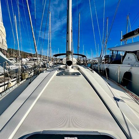 Magnific Sailboat Next To The Beach Bcn Badalona Exterior photo