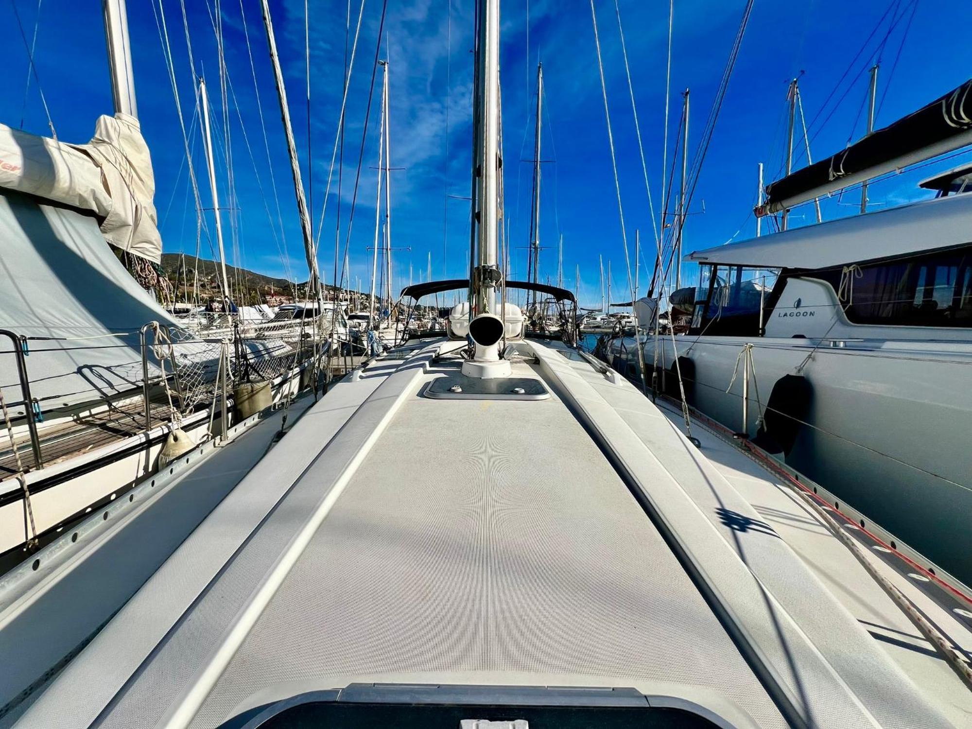Magnific Sailboat Next To The Beach Bcn Badalona Exterior photo